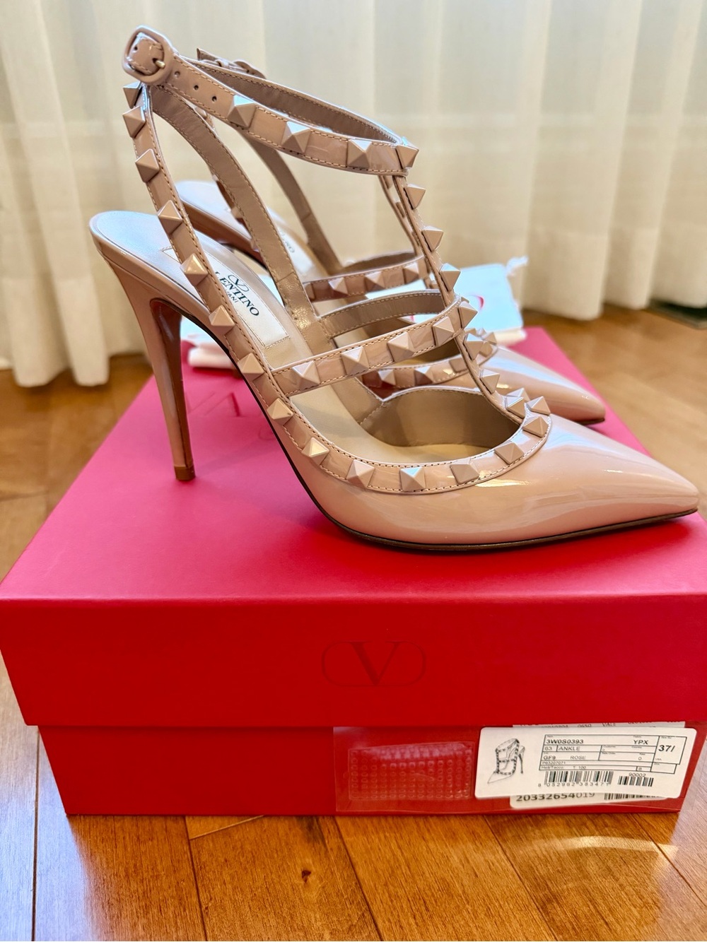 ❗️BNWB❗️Valentino Beige Patent Leather Rockstud Ankle T-Strap Pumps